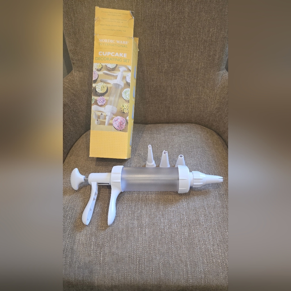Nordic Ware White and Clear Cupcake Decorating Set with 4 Tips